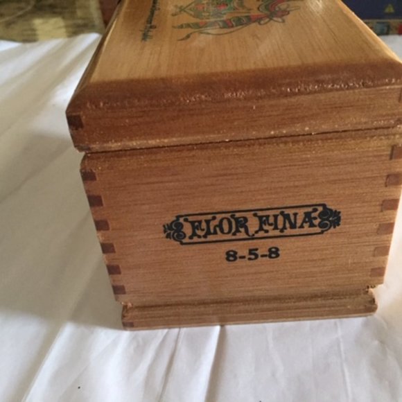 A Fuente Flor Fina 8-5-8 Cigar Box - Picture 3 of 9